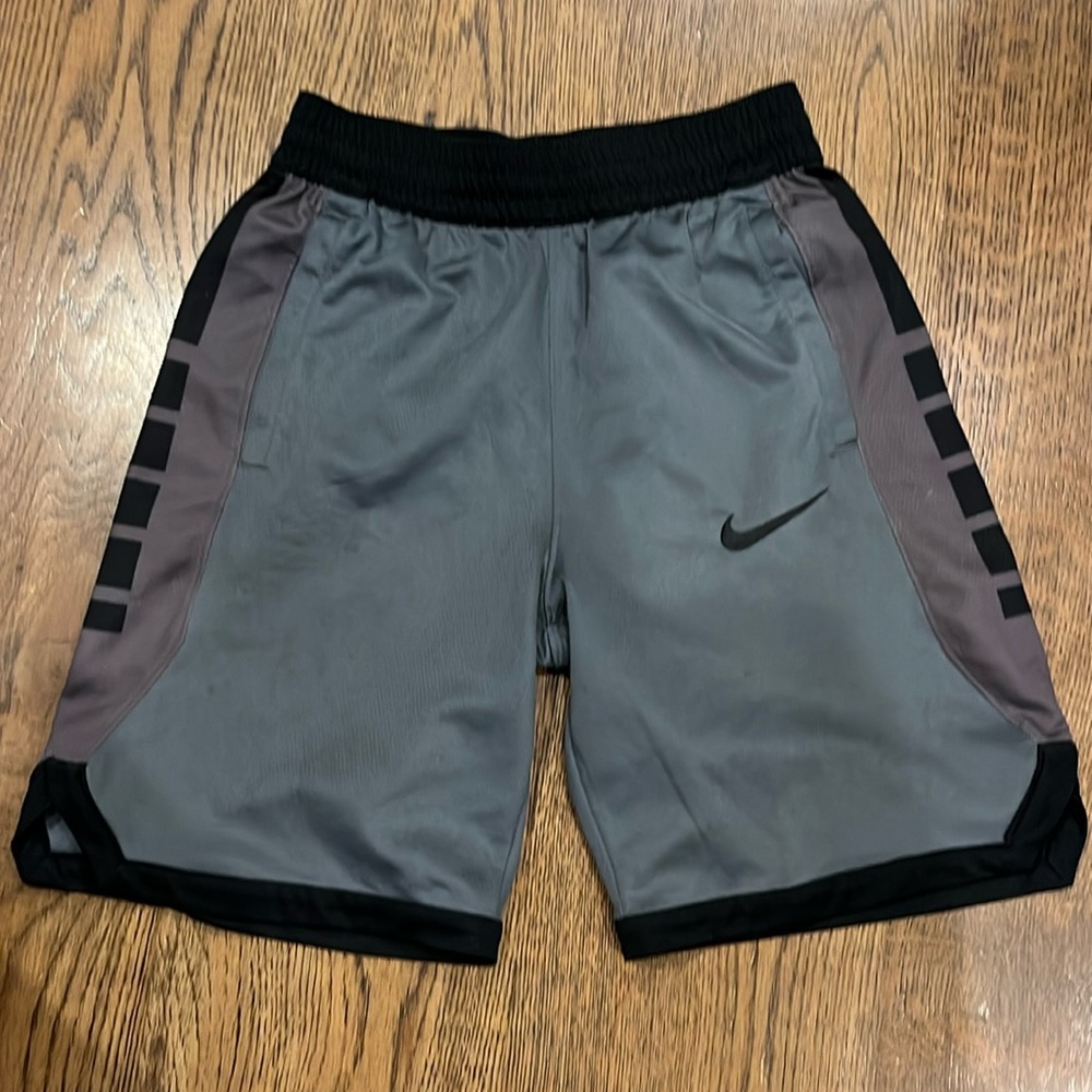 Nike gray boys pockets Dri fit shorts size medium